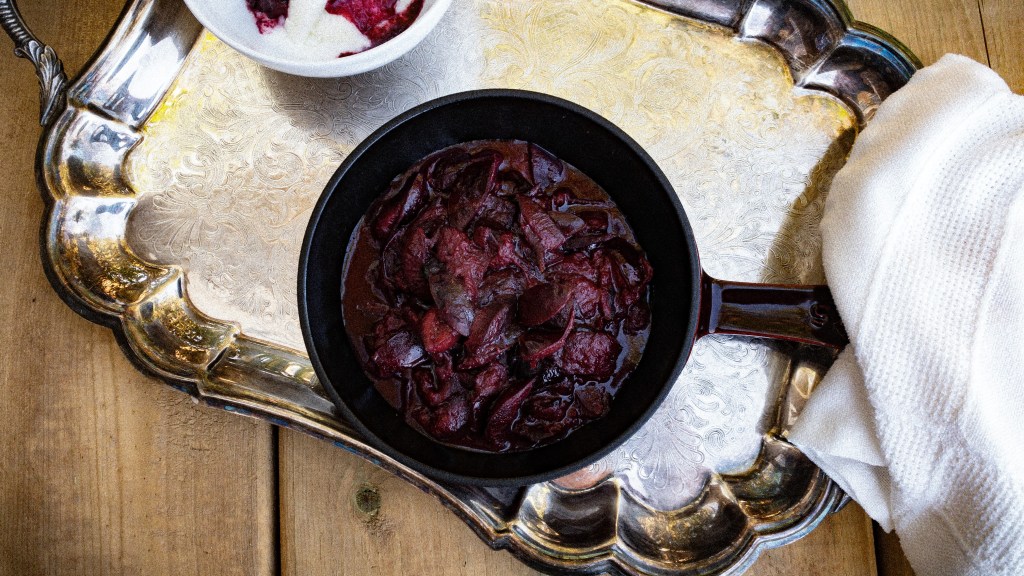 Caramelized spiced plums with&nbsp;brandy